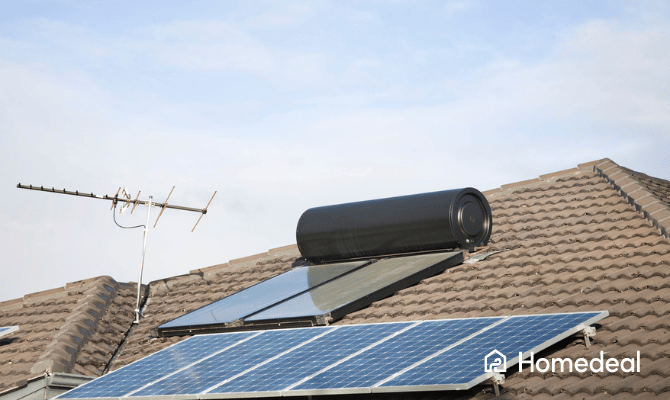 Zonneboiler met zonnepanelen op het dak van een woning