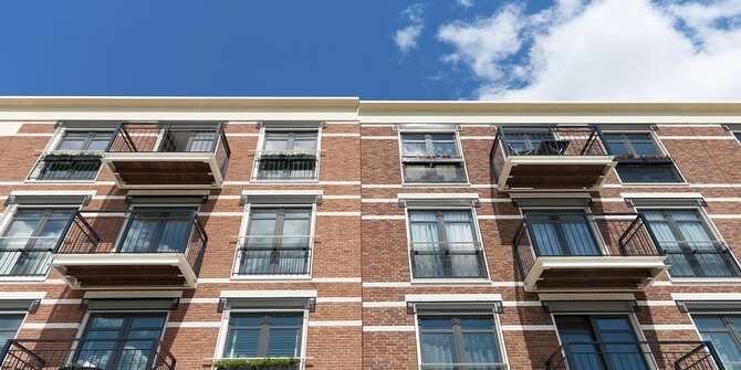 Appartementen gebouw met balkons en grote ramen