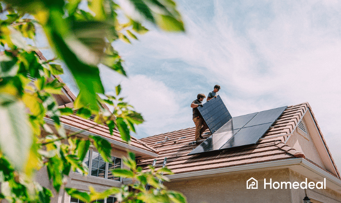 Zonnepanelen worden geplaatst op een dak