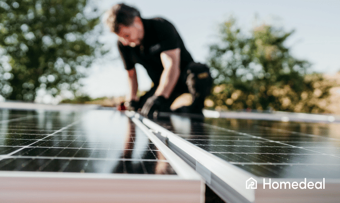 Zonnepanelen worden op het dak geplaatst door een specialist