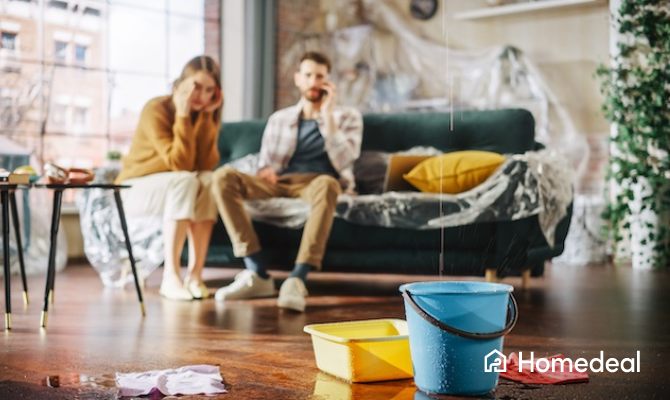 Bewoners zitten radeloos op de bank omdat ze een waterlek hebben die ze moeten opsporen