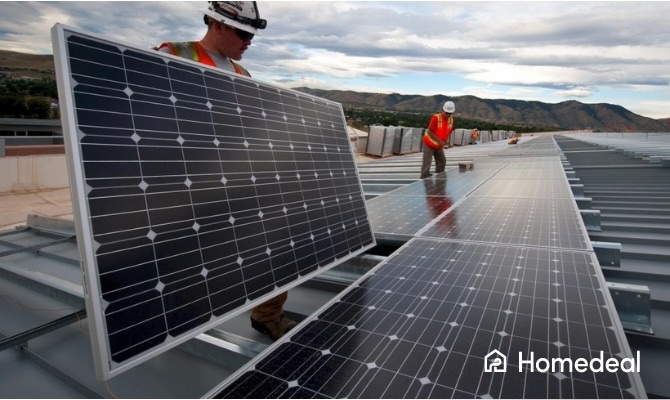 2 vakspecialisten die zonnepanelen aan het installeren zijn