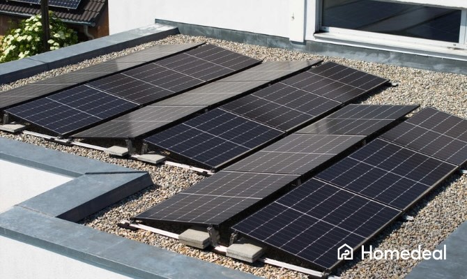 Zwarte zonnepanelen op plat dak