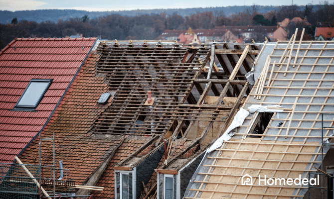 Dakpannen worden vervangen op het dak van een woning